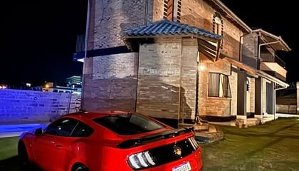 Casa iluminada à noite