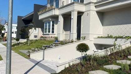 Fachada de casa com jardim