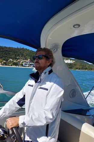 Ricardo Reusch em seu barco